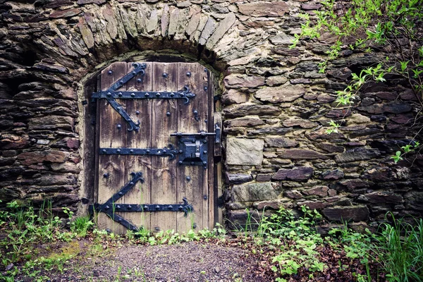 Porta tradizionale castello in legno — Foto Stock