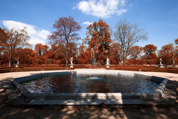 Brunnen im Herbst Farben Park — Stockfoto