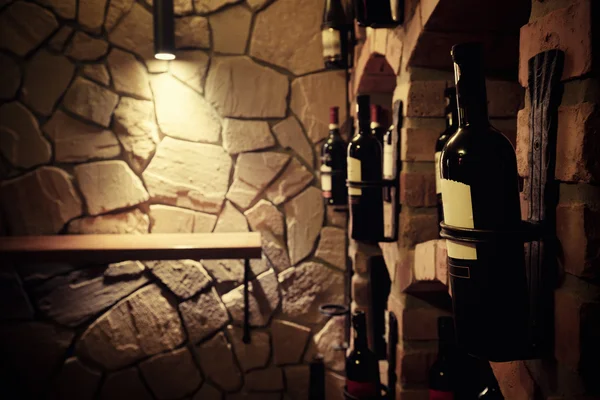 Garrafas de vinho na adega subterrânea — Fotografia de Stock