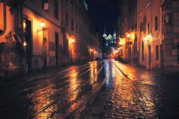 Retro-stijl foto van oude Europese stad bij nacht — Stockfoto