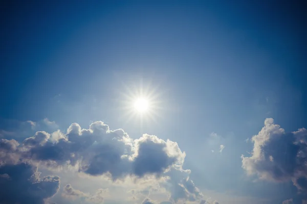 Zon en blauwe lucht — Stockfoto