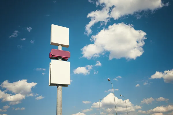 Puste billboard przeciw błękitne niebo — Zdjęcie stockowe