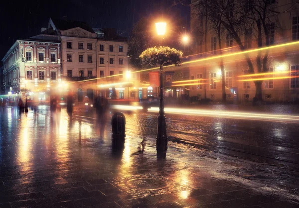 Yağmurlu gece eski Avrupa kenti — Stok fotoğraf