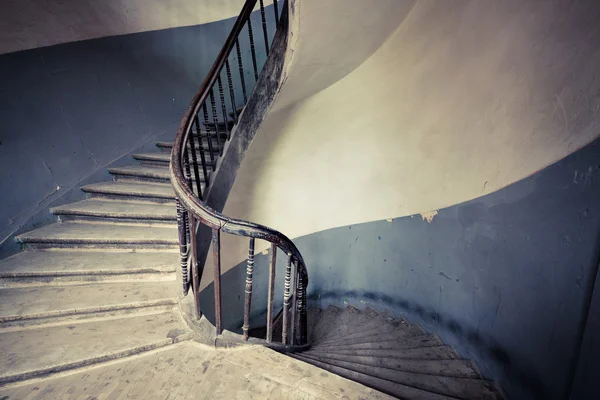 Escadas espirais redondas velhas — Fotografia de Stock