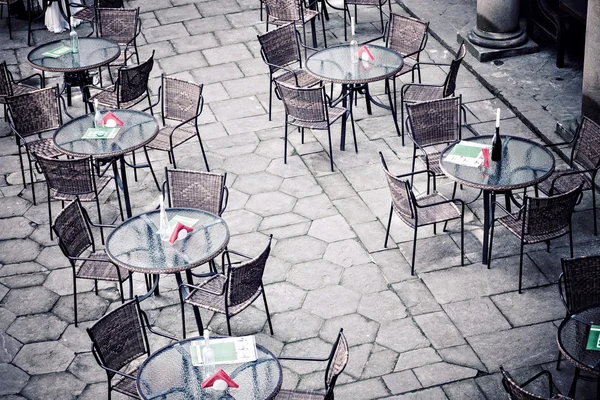 Δρόμου καφέ βεράντα με τραπέζια και καρέκλες σε ευρωπαϊκή πόλη — Φωτογραφία Αρχείου