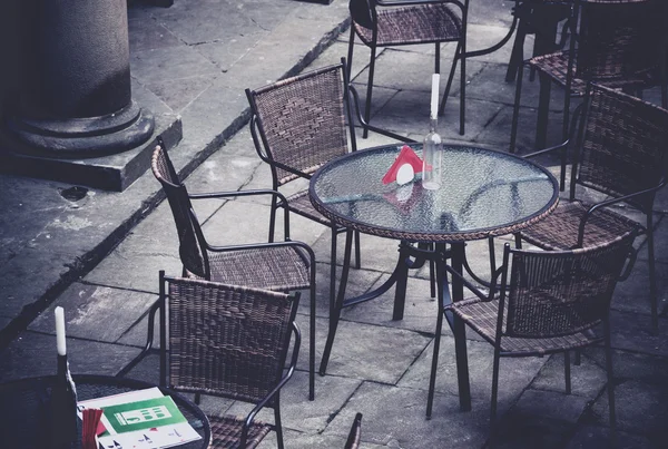 Café de rue terrasse avec table et chaises dans la ville européenne — Photo