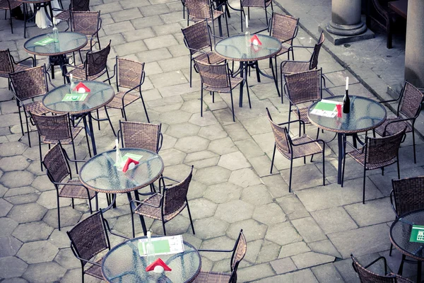 Straat café terras met tafels en stoelen in Europese stad — Stockfoto