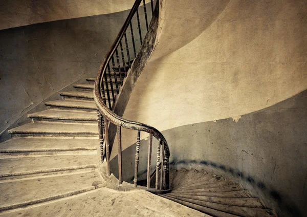 Винтажный стиль изображения старой круглой винтовой лестницы — стоковое фото