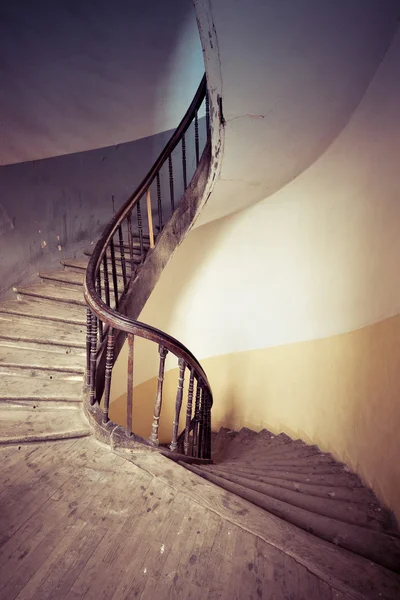 Eski yuvarlak sarmal merdiven — Stok fotoğraf