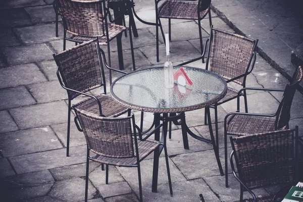 Δρόμου καφέ βεράντα με τραπέζι και καρέκλες σε ευρωπαϊκή πόλη — Φωτογραφία Αρχείου