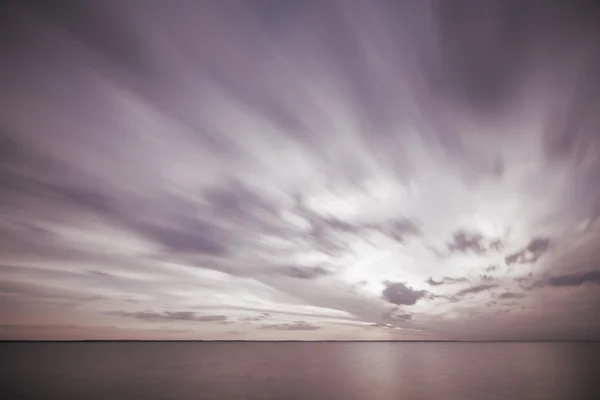 Coucher de soleil spectaculaire sur l'océan — Photo