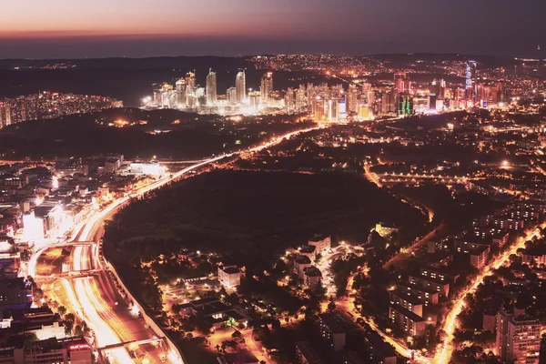 Istanbul skyline in de nacht — Stockfoto