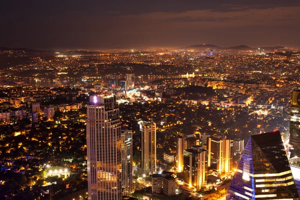 Istanbul skyline in de nacht — Stockfoto