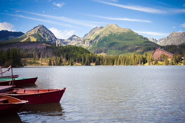 Lago da montanha alpina — Fotografia de Stock