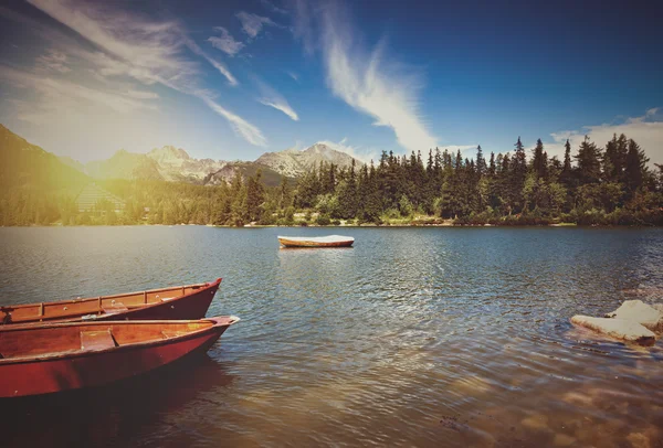 Retro foto estilo de lago de montanha alpina — Fotografia de Stock