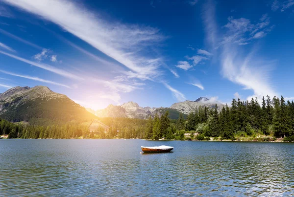 Alpine mountain lake at sunny day — Stock Photo, Image