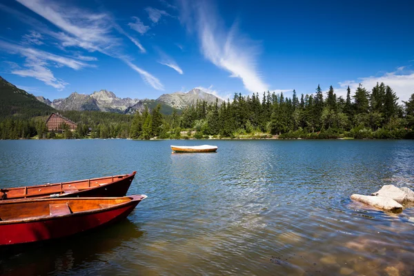 Lago da montanha alpina — Fotografia de Stock