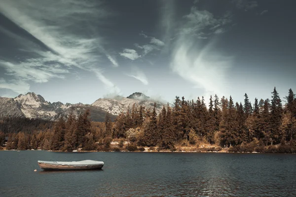 Autumn at alpine mountain lake — Stock Photo, Image