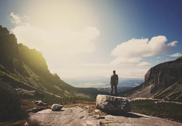 Man standing at the mountain top — Stock Photo, Image
