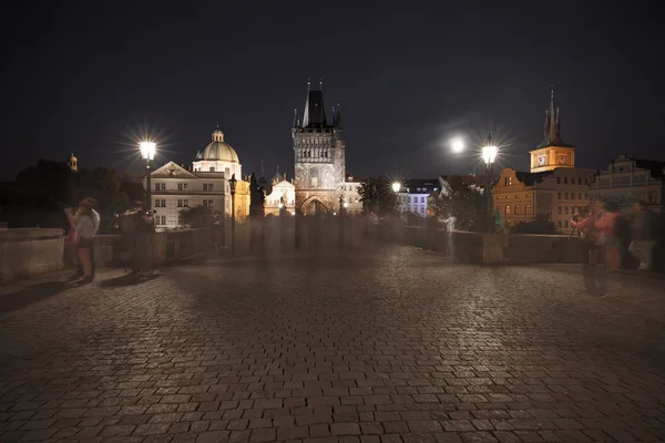 Charles bridge la nuit — Photo