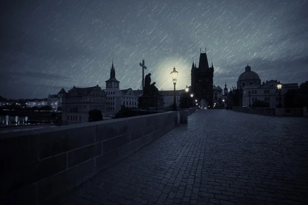 Карлів міст в дощовій ночі — стокове фото