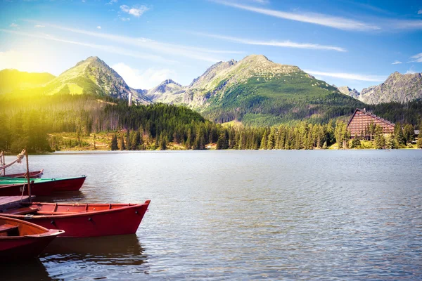 Dia ensolarado no lago de montanha alpino — Fotografia de Stock