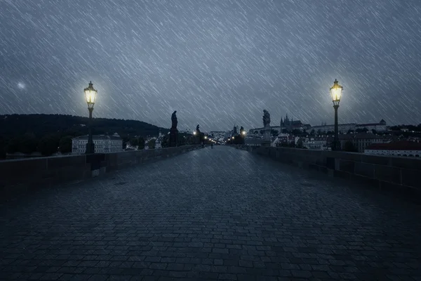 Карлов мост в дождливую ночь — стоковое фото