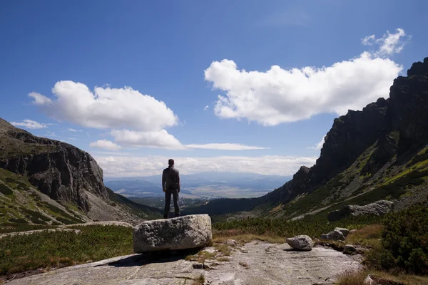 Hombre de pie en la cima de la montaña —  Fotos de Stock