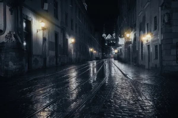 Noche lluviosa en la vieja ciudad europea — Foto de Stock