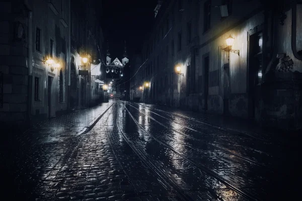 下雨的夜晚，在古老的欧洲城市 — 图库照片