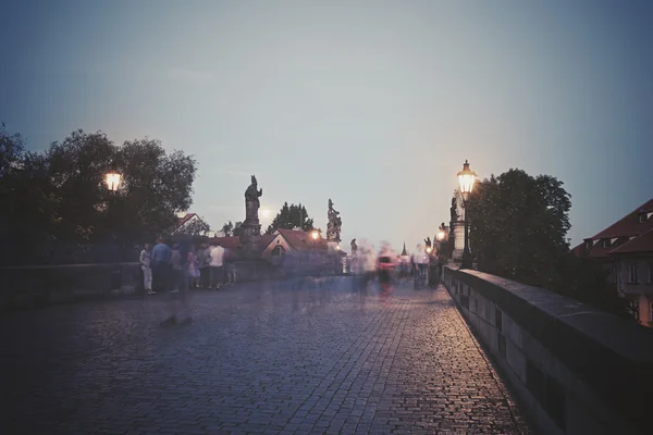 Ретро-стилі фото Карлового мосту в сутінках — стокове фото