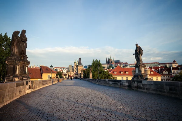 Karlův most na slunečné ráno — Stock fotografie