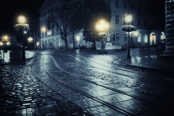 Παλιά ευρωπαϊκή πόλη τη βροχερή νύχτα — Φωτογραφία Αρχείου