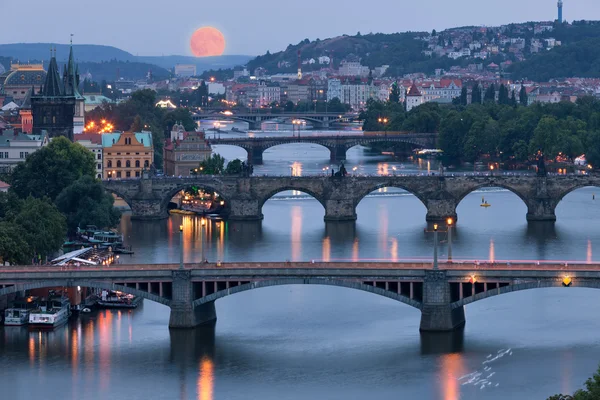 プラハの街並みと満月 — ストック写真