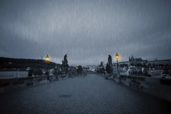 Nuit pluvieuse sur le pont Charles — Photo