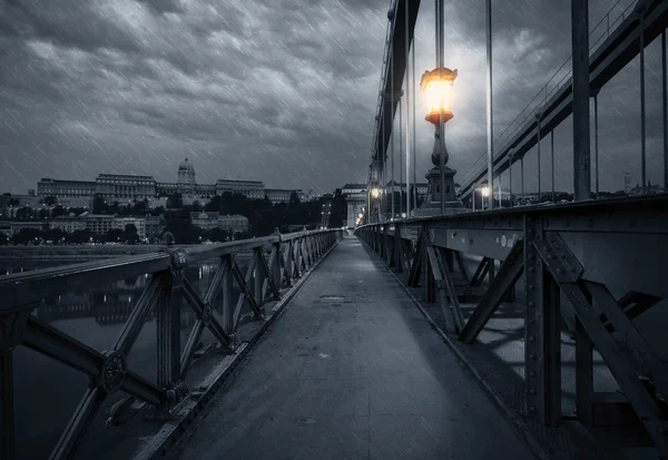 Vieux pont pendant la nuit pluvieuse — Photo