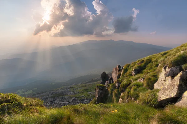 Panorama de colinas de montanha no pôr do sol nublado — Fotografia de Stock