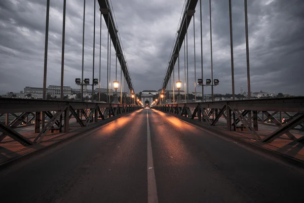 Pont à chaîne au crépuscule — Photo