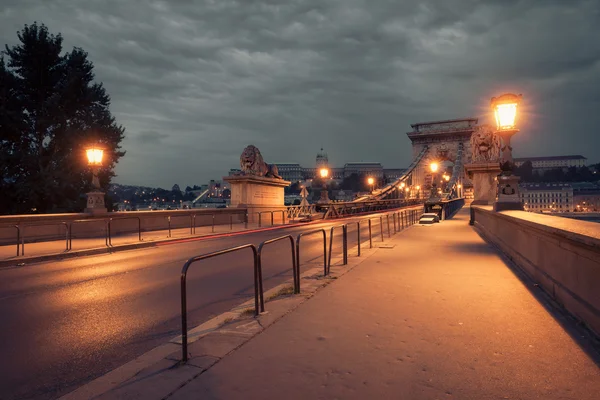 Chain bridge in de schemering — Stockfoto