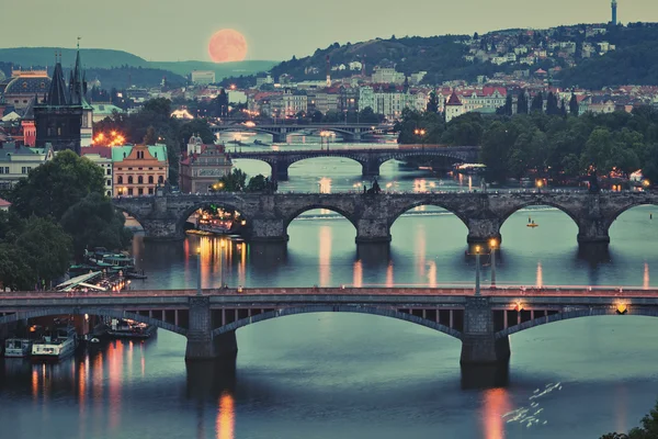 Paysage urbain de Prague et pleine lune — Photo