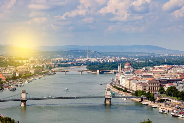 Budapest látképe a napsütéses napon — Stock Fotó