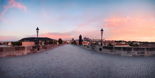 Panorama del Puente de Carlos en la madrugada — Foto de Stock