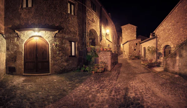 Middeleeuwse stad Sorano straat 's nachts — Stockfoto