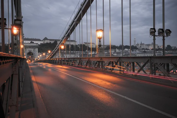 Chain bridge in de schemering — Stockfoto