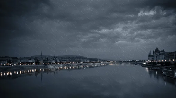 Rivière pluvieuse la nuit — Photo