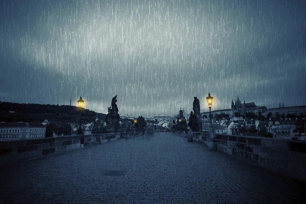 查理大桥上的雨夜 — 图库照片