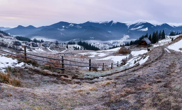 Panorama van de Karpaten winter bij zonsopgang — Stockfoto