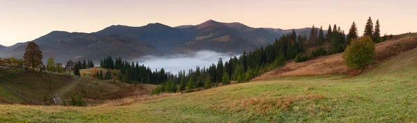 Panoráma pohoří hory při východu slunce — Stock fotografie