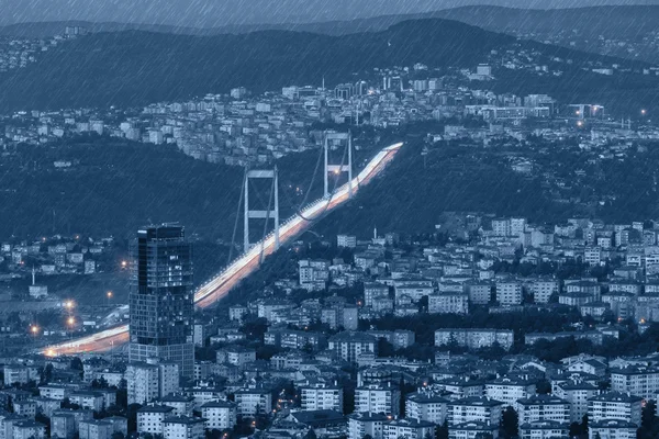 Istanbul manzarası yağmurlu gece — Stok fotoğraf