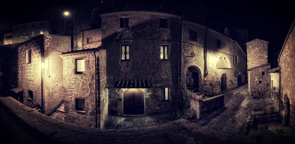 Antigua calle medieval de la ciudad por la noche — Foto de Stock